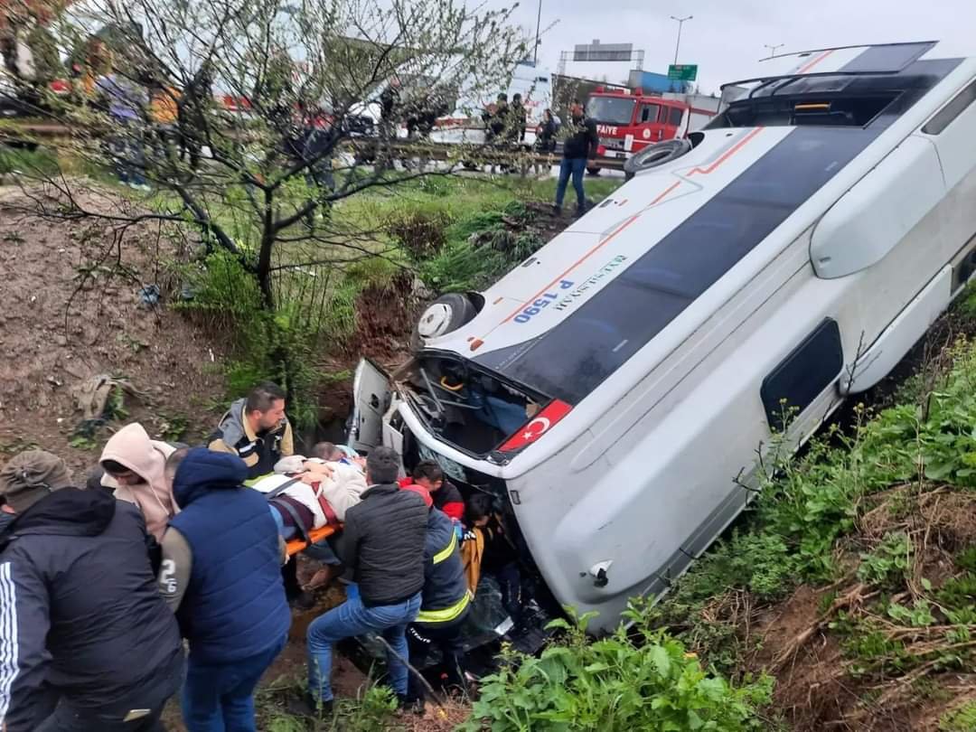 Uşak ta servis kazası: Çok sayıda yaralı var